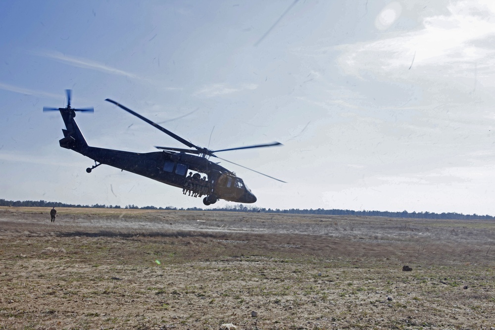 UH-60 Black Hawk carries US Army paratroopers