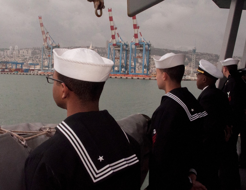 USS Carney (DDG 64) pulls in to Haifa
