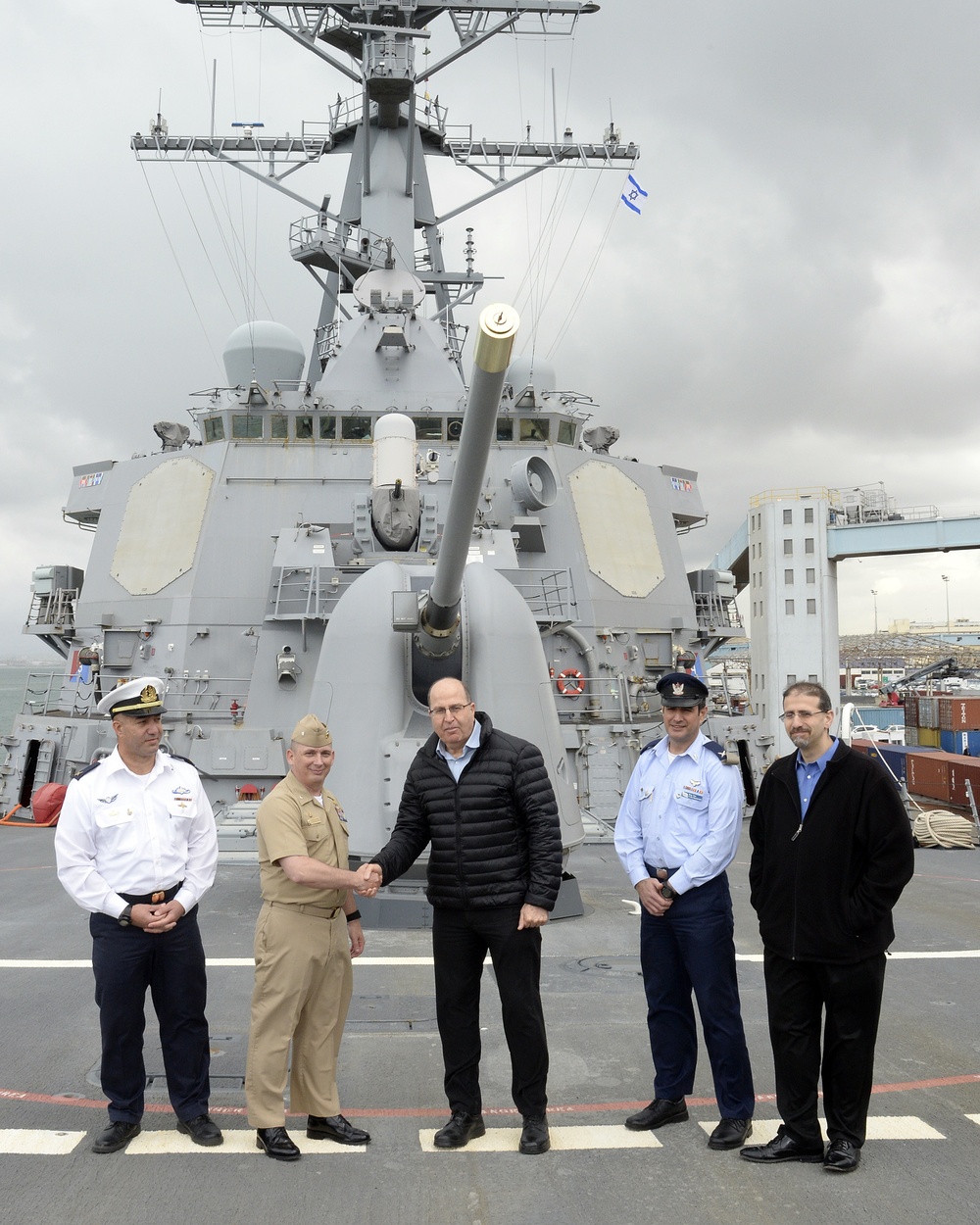Ambassador Shapiro hosts Israeli MoD Ya’alon on USS Carney