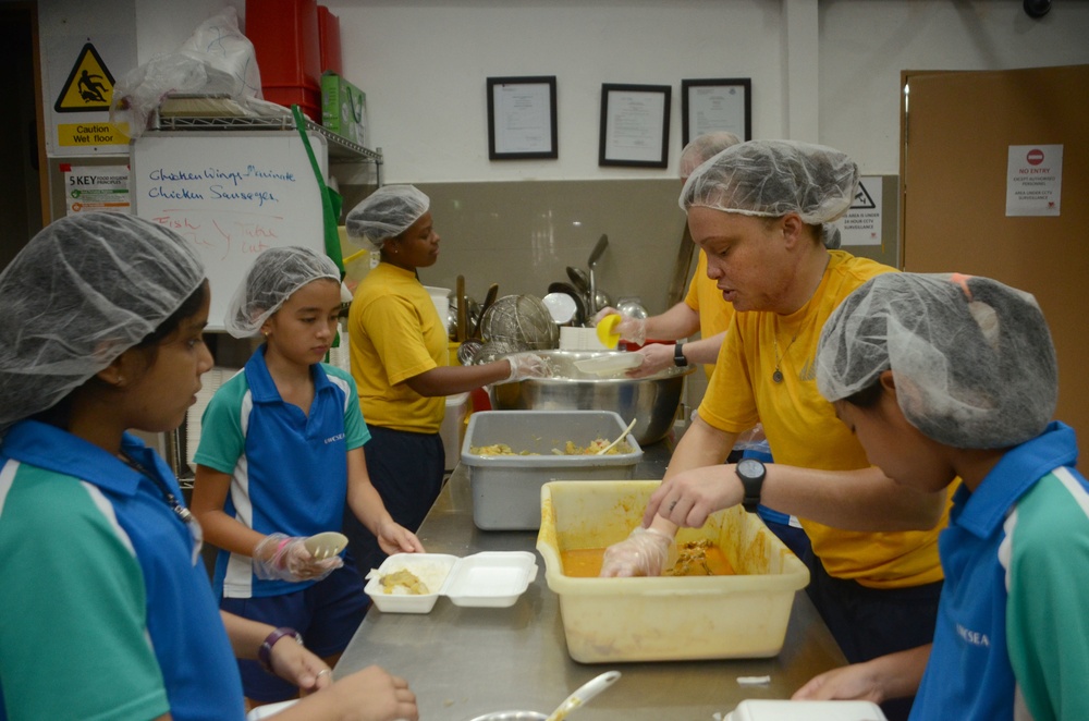 Sailors assigned to Commander Logistics Group Western Pacific, Task Force 73 volunteer at Willing Hearts Soup Kitchen