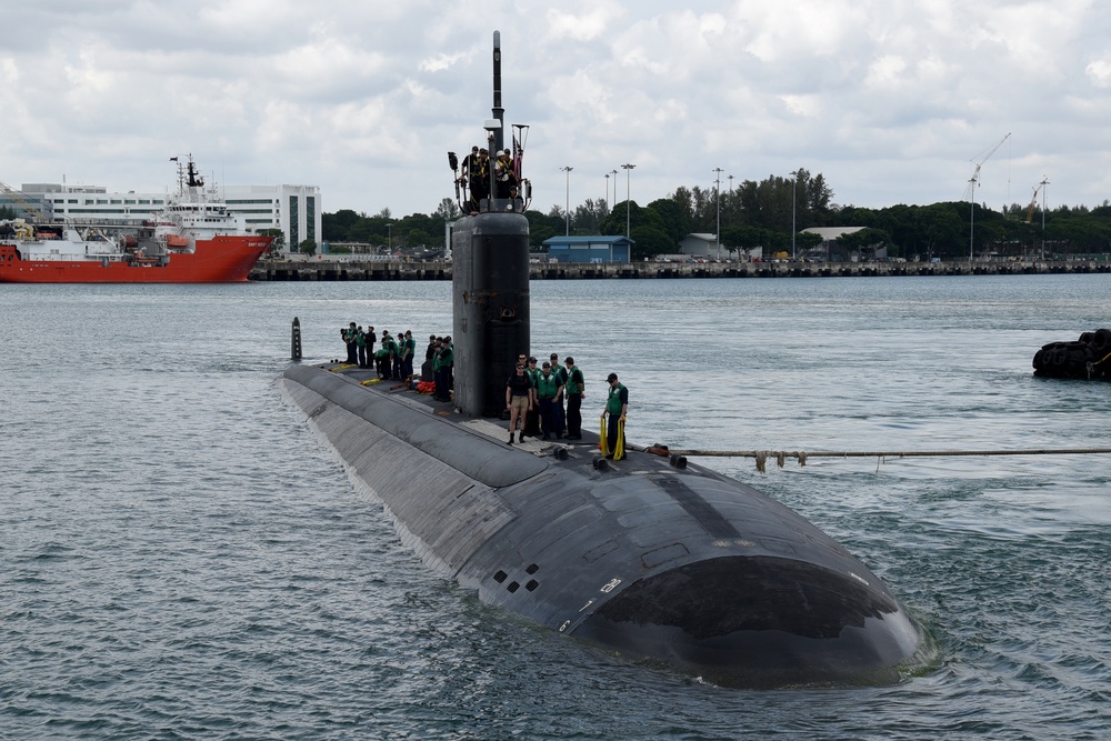 The Los Angeles-class submarine USS Tucson (SSN 770) arrives at Changi Naval Base in Singapore