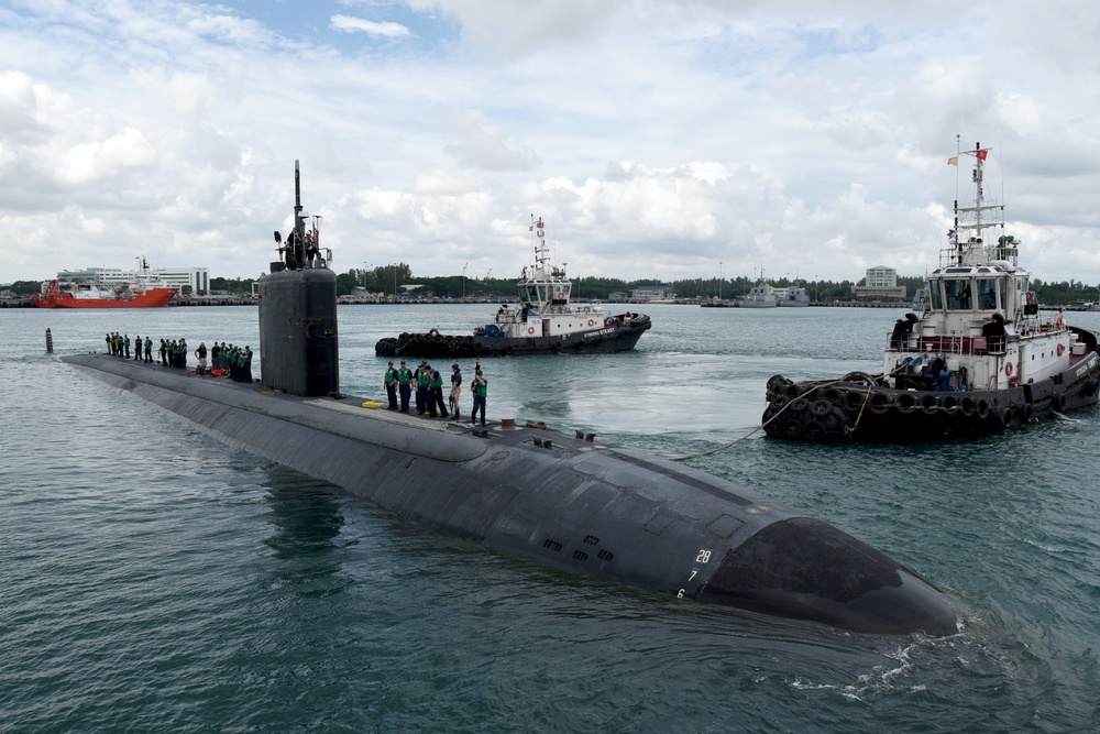 The Los Angeles-class submarine USS Tucson (SSN 770) arrives at Changi Naval Base in Singapore