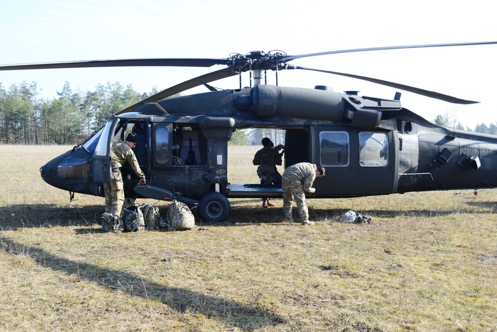 173rd AB 4-319 AFAR UH-60 Black Hawk airborne operation