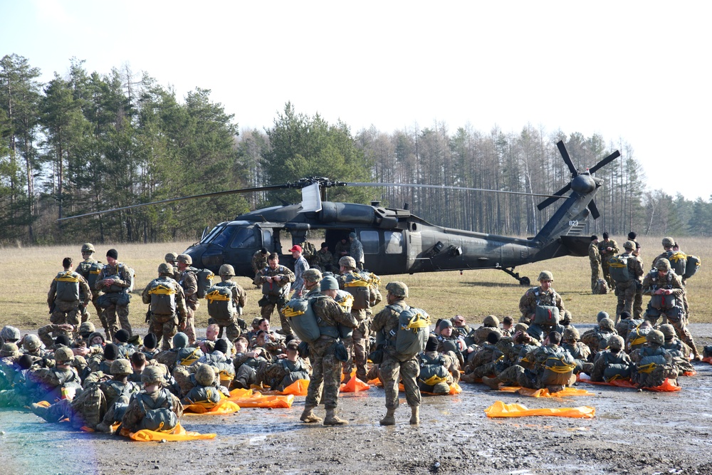 173rd AB 4-319 AFAR UH-60 Black Hawk airborne operation