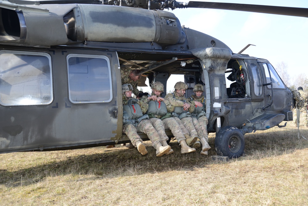 173rd AB 4-319 AFAR UH-60 Black Hawk airborne operation