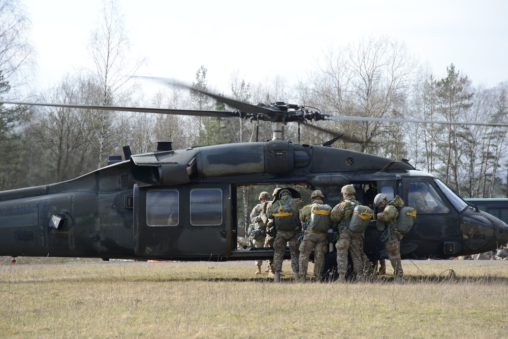 173rd AB 4-319 AFAR UH-60 Black Hawk airborne operation