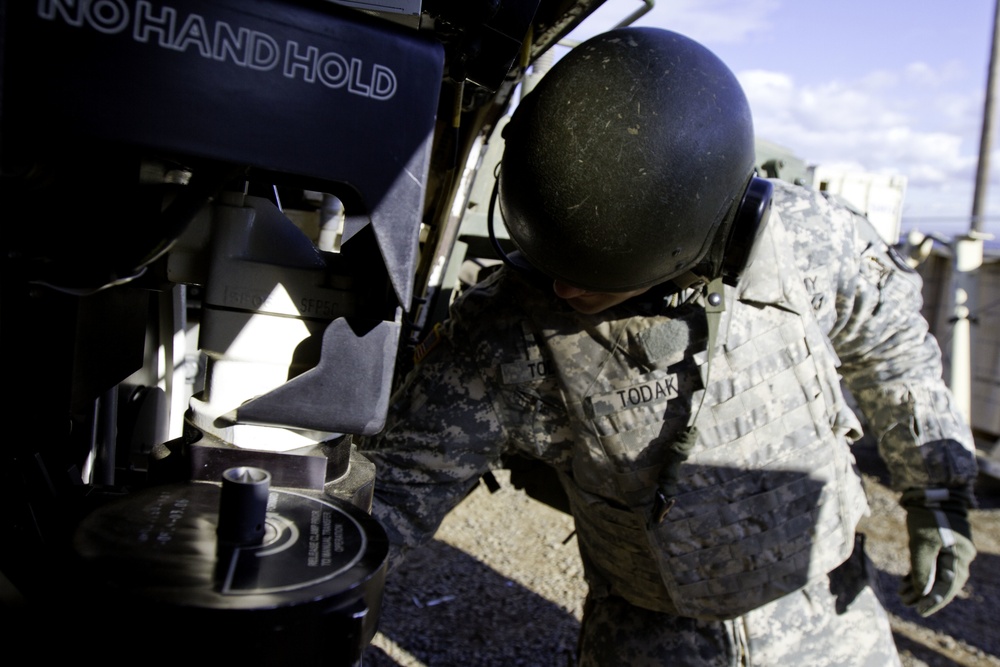 Soldier feeds the 105 mm