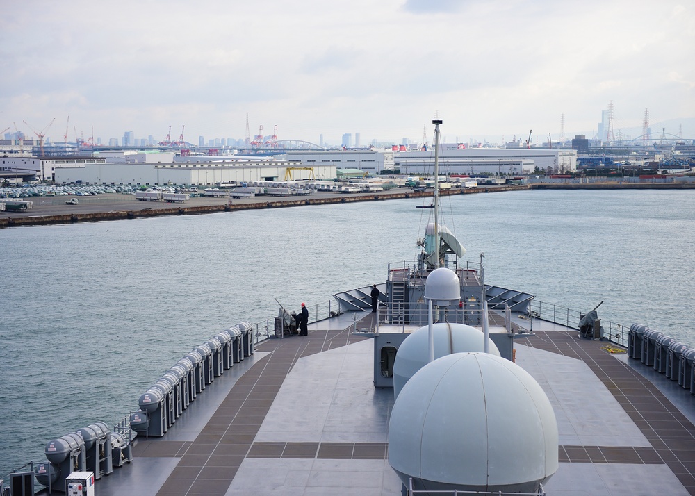 USS Blue Ridge (LCC 19) arrives in Osaka