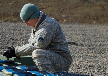 Soldier feeds Apache 30 mm