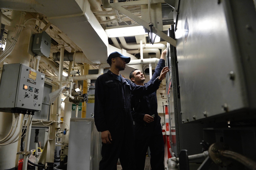 USS Ross sailors conduct routine maintenance