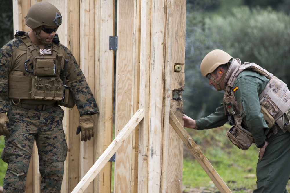U.S. and Spanish EOD Marines hone breaching skills