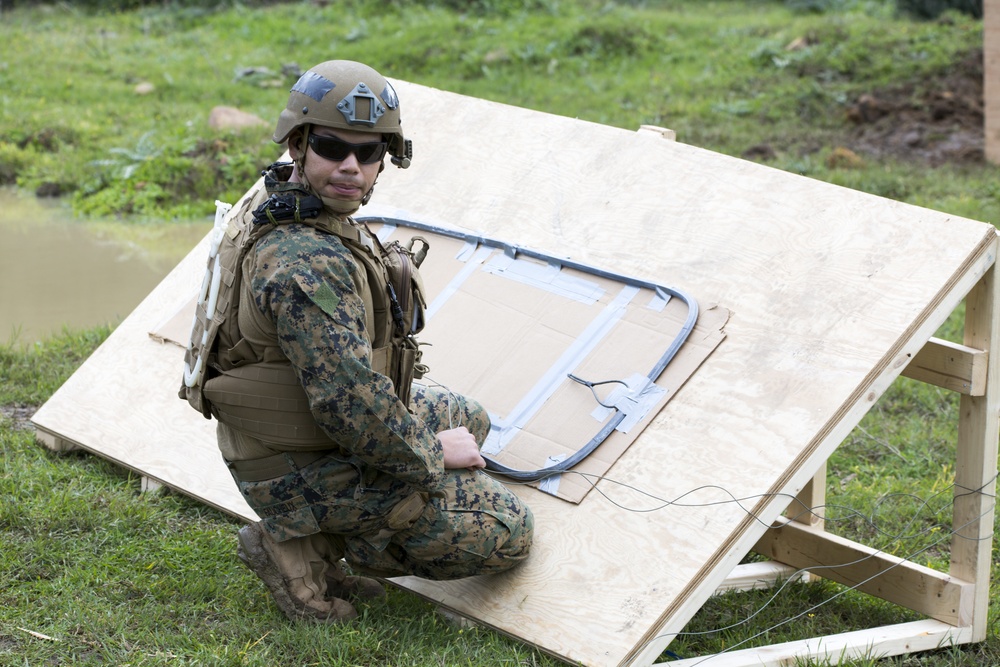 U.S. and Spanish EOD Marines hone breaching skills