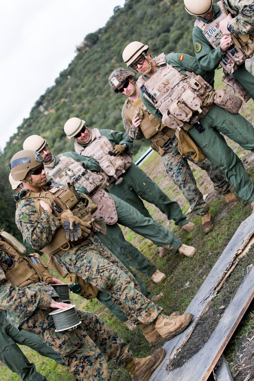 U.S. and Spanish EOD Marines hone breaching skills