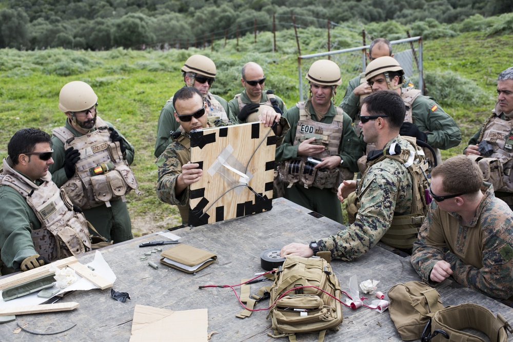 U.S. and Spanish EOD Marines hone breaching skills