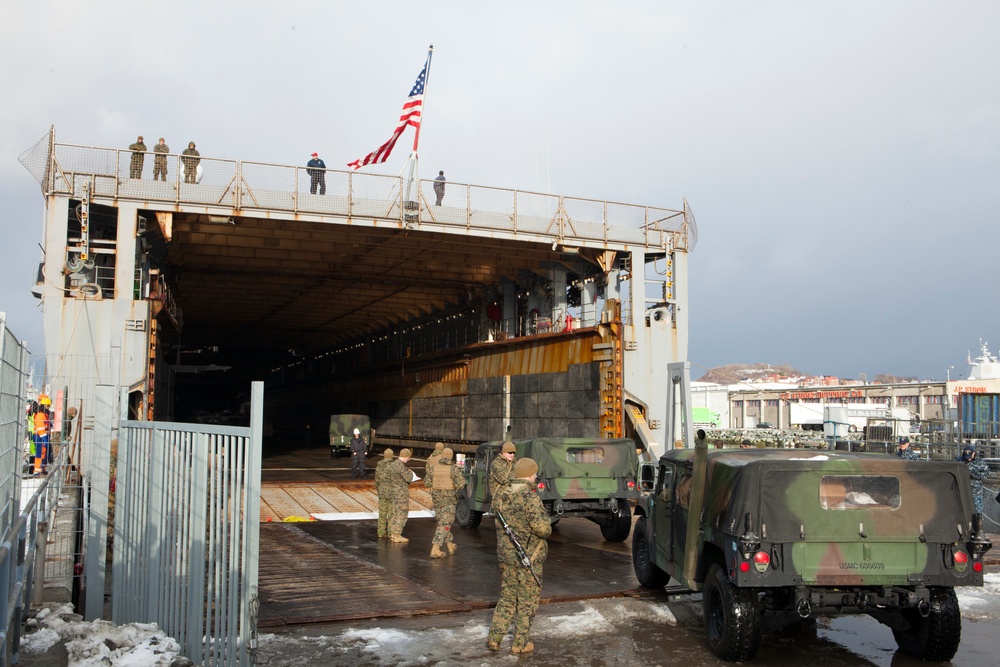 Fort McHenry onloads Marines in Norway