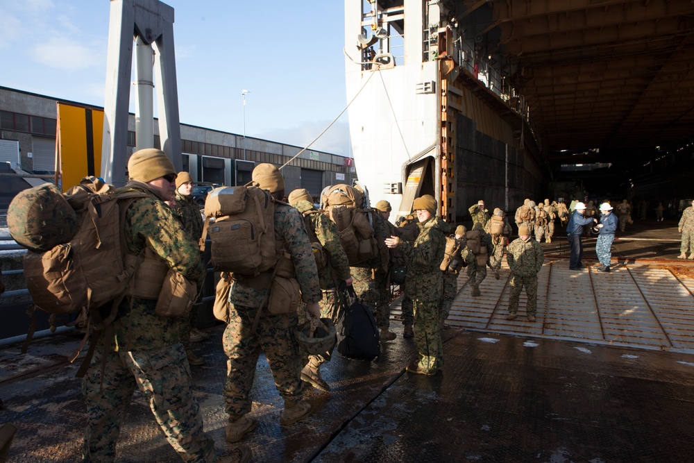 Fort McHenry onloads Marines in Norway