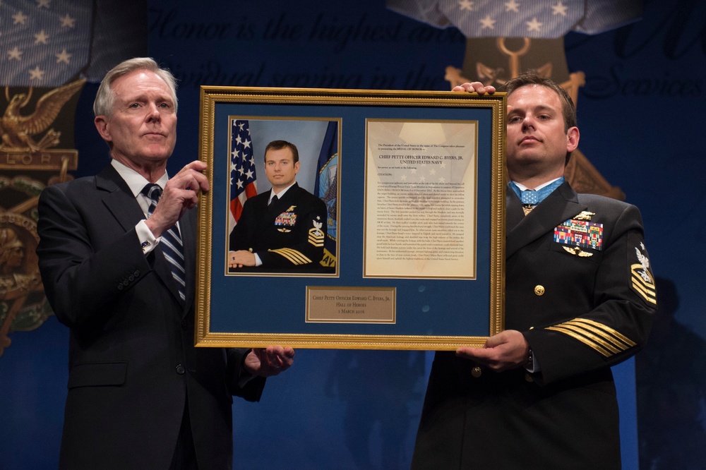 DSD hosts Medal of Honor ceremony for Senior Chief Edward Byers