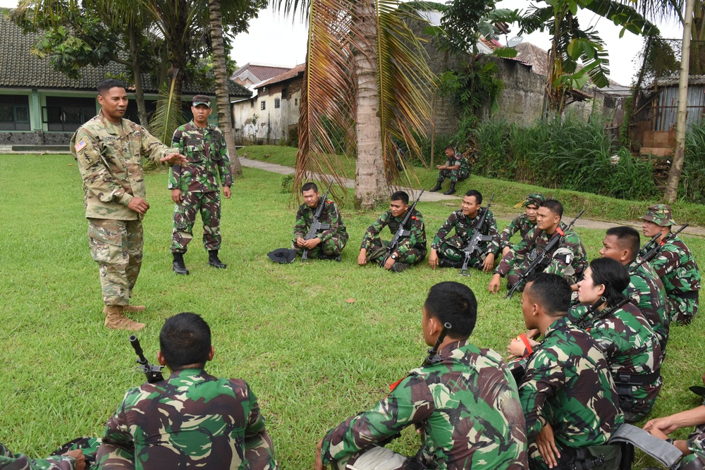 Hawaii Guardsmen and Indonesian soldiers share military tactics abroad