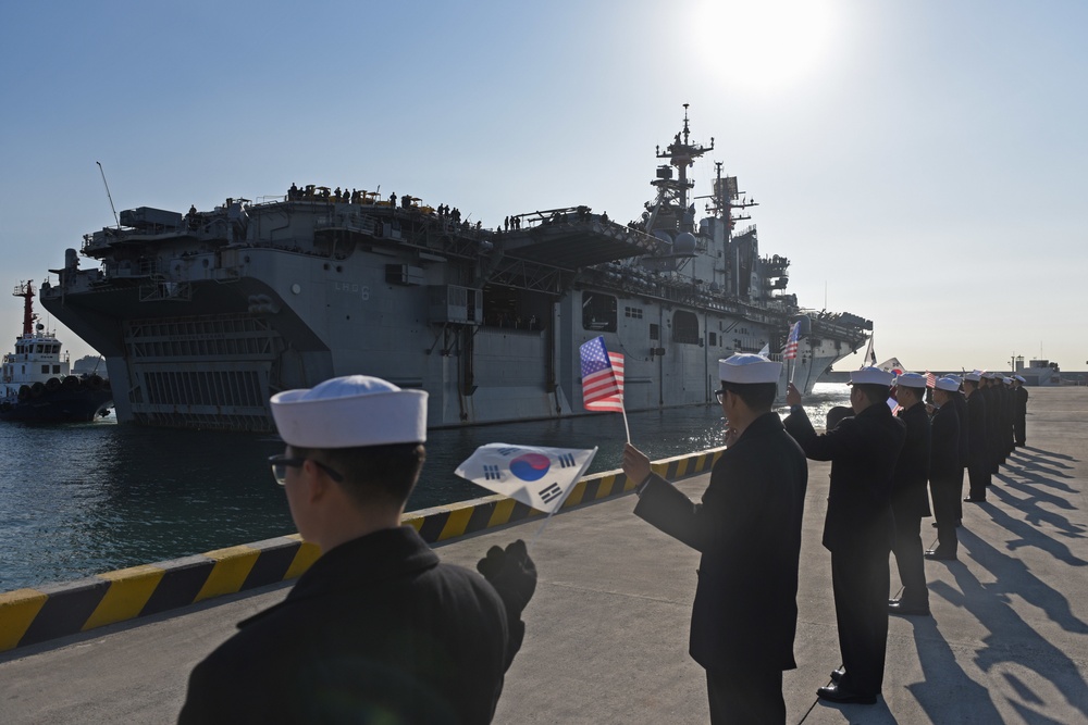Expeditionary Strike Group 7 arrives in Republic of Korea