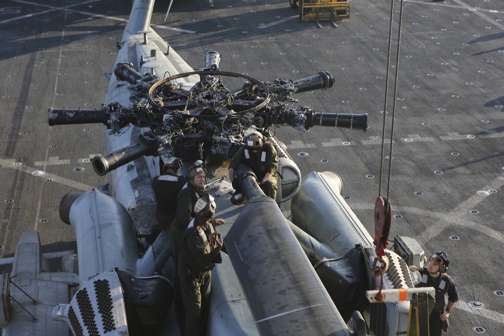 Marine Medium Tiltrotor Squadron (VMM) 162 (Reinforced) replacing main rotor head aboard the USS Arlington