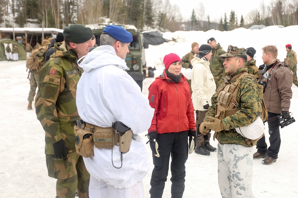 Allied Strong: Norwegian Minister of Defense visits Cold Response 16 forces