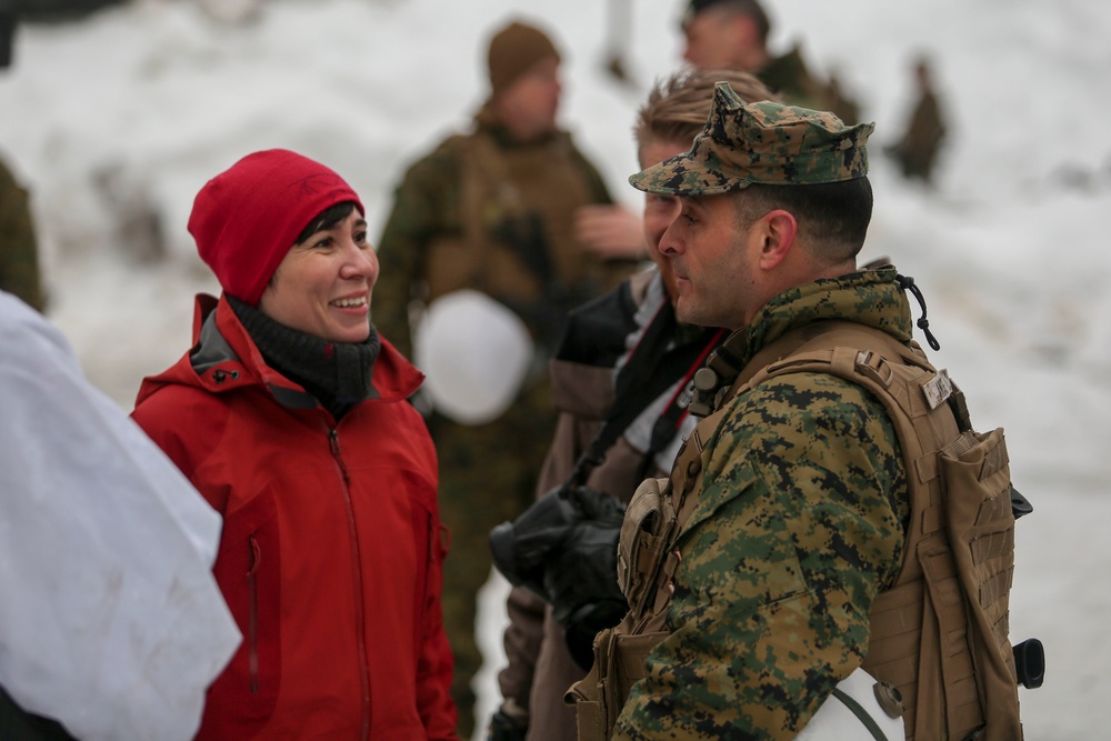 Allied Strong: Norwegian Minister of Defense visits Cold Response 16 forces