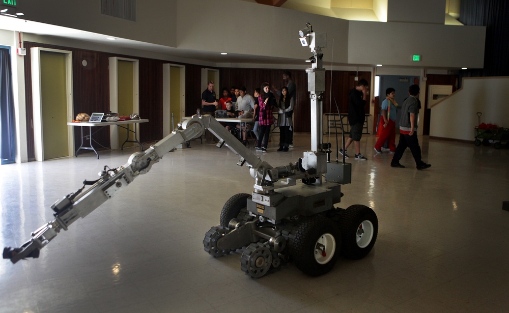 Fun with robots: EOD Marines mentor local students