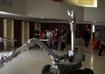 Fun with robots: EOD Marines mentor local students