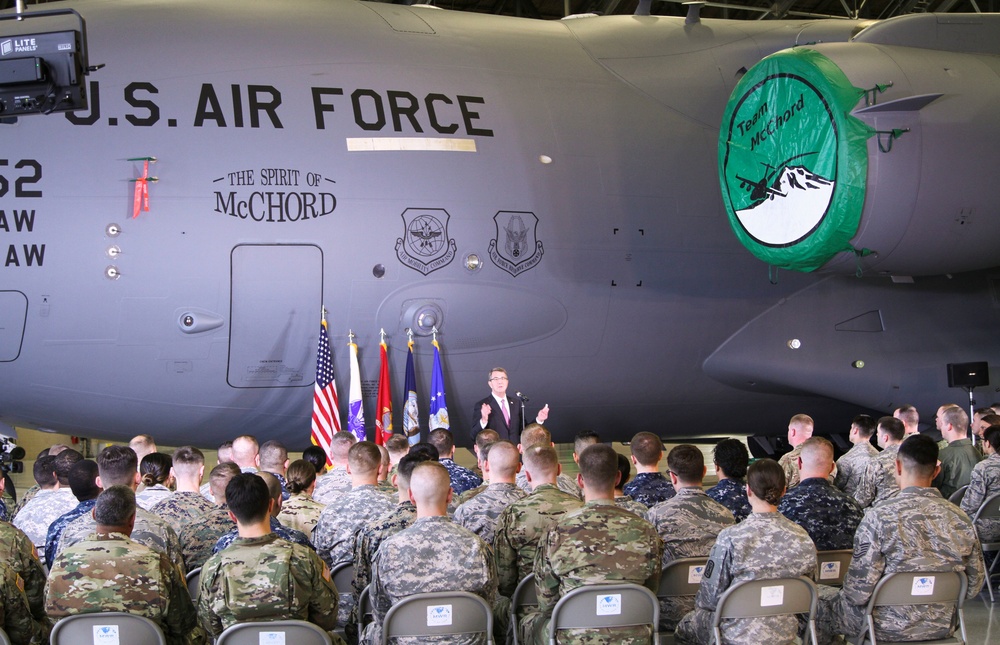 Secretary of Defense holds troop event with Washington State service members