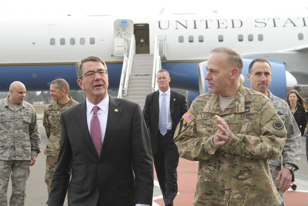 Lt. Gen. Lanza greets the Secretary of Defense