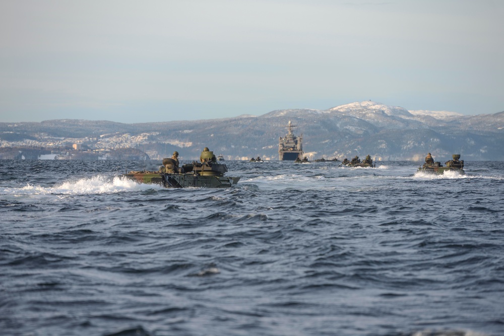 USS Fort McHenry operations