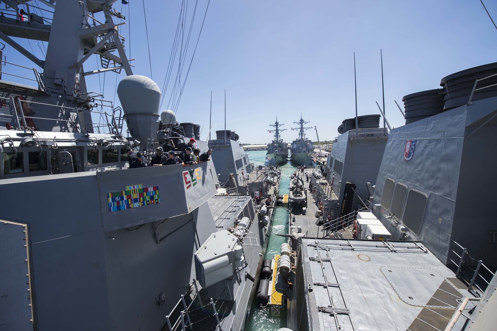 USS Fitzgerald (DDG 62) pulls alongside USS Benfold