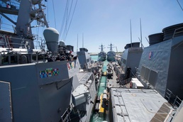 USS Fitzgerald (DDG 62) pulls alongside USS Benfold
