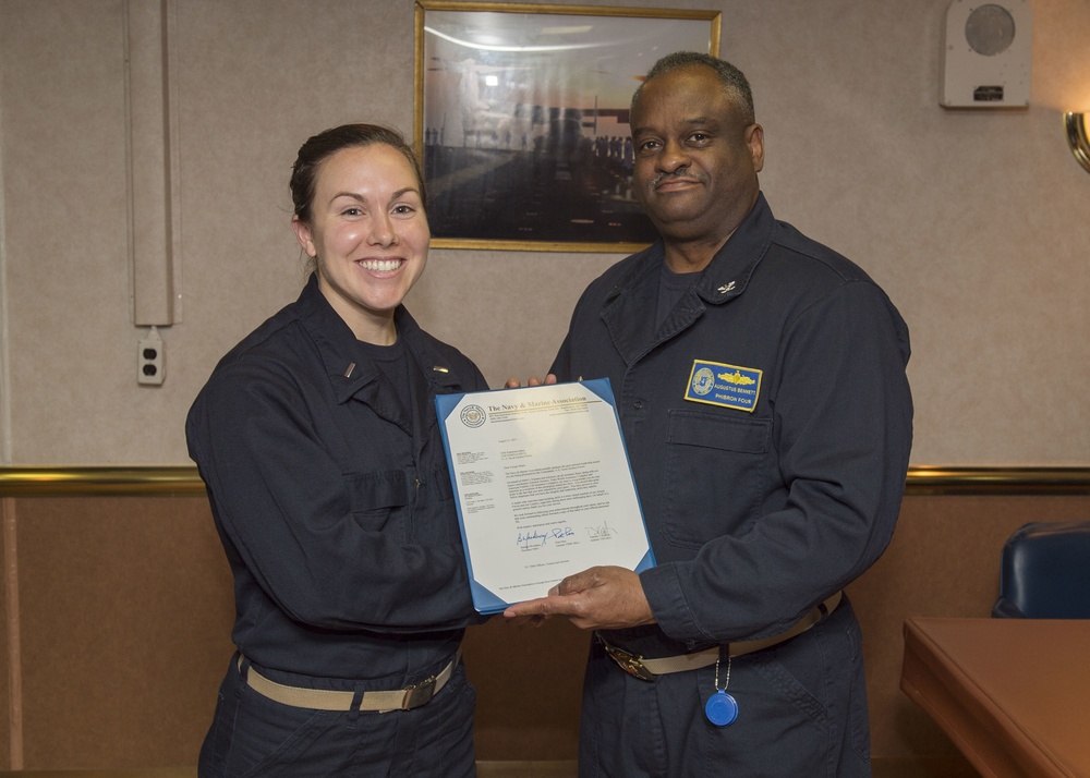 PHIBRON 4 Sailor receives Navy Peer Leadership Award