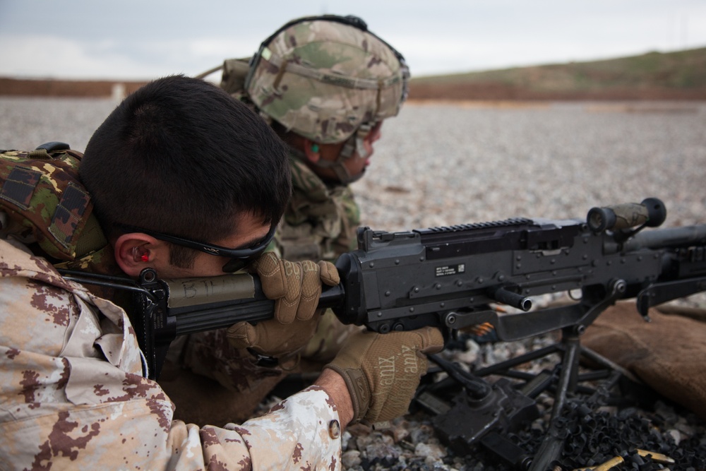 Dutch, Italian and German soldiers learn to assemble, disassemble, and operate the M240