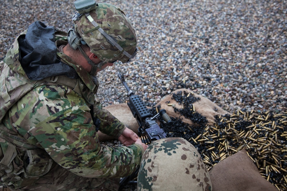 Dutch, Italian and German soldiers learn to assemble, disassemble, and operate the M240
