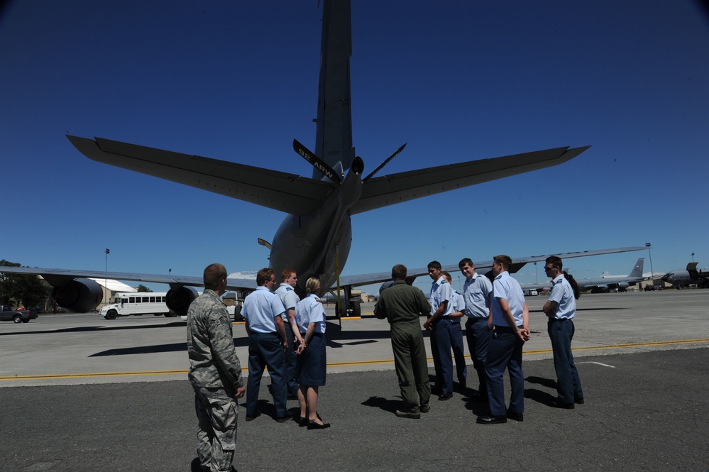 Royal Canadian Air Cadets tour USAF base