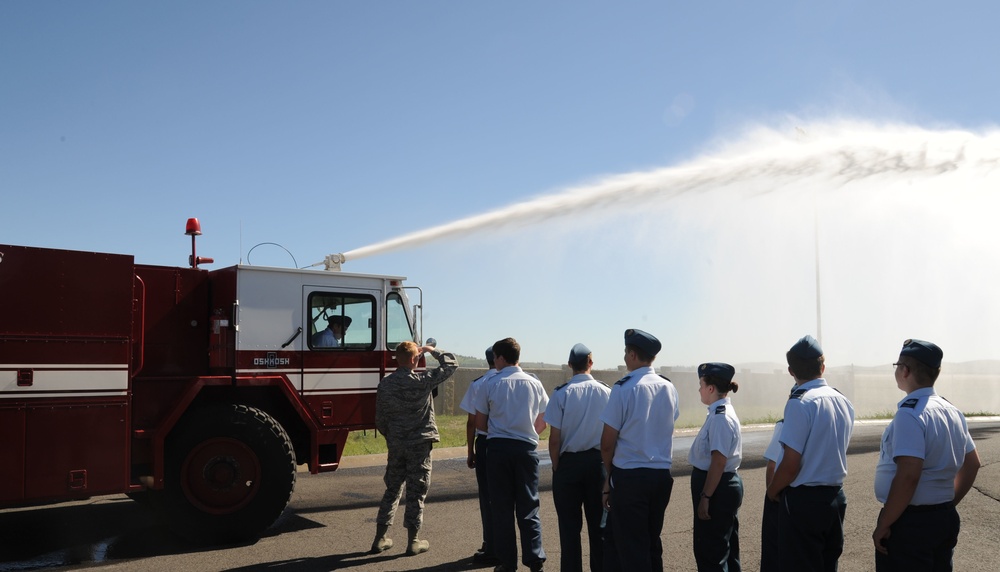 Royal Canadian Air Cadets tour USAF base