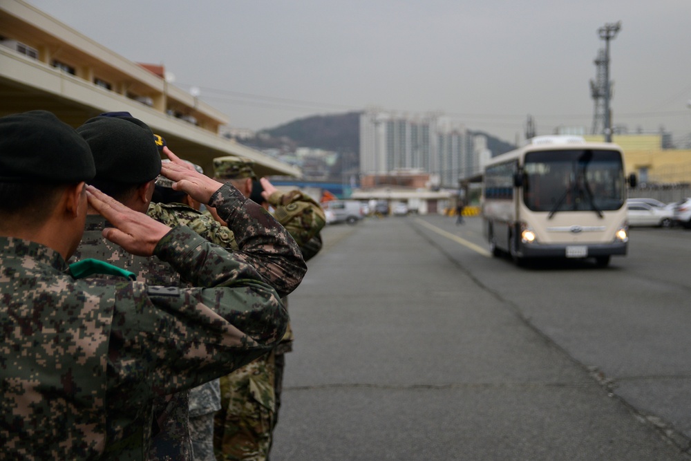 ROK army chief of staff tours Military Sealift Command Office Korea