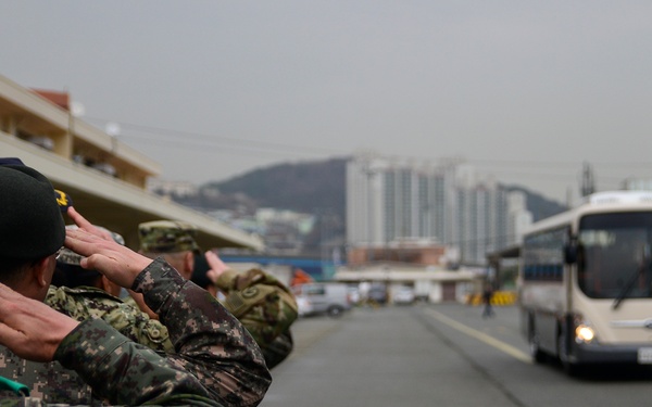 ROK army chief of staff tours Military Sealift Command Office Korea