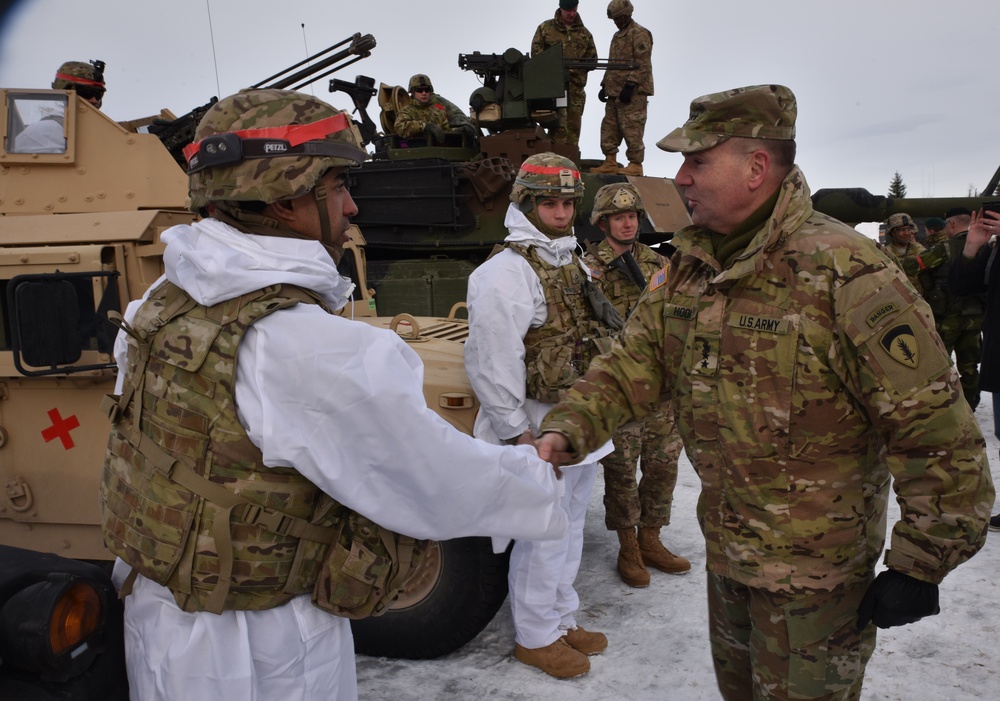 LTG Hodges greets Soldiers at Cold Weather training