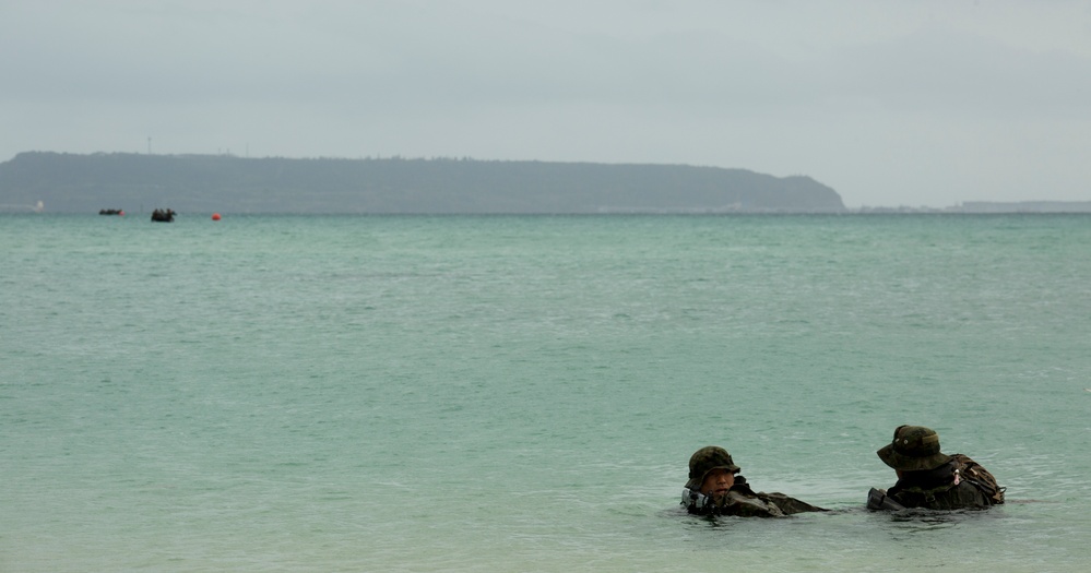 JGSDF members observe 3rd Recon training