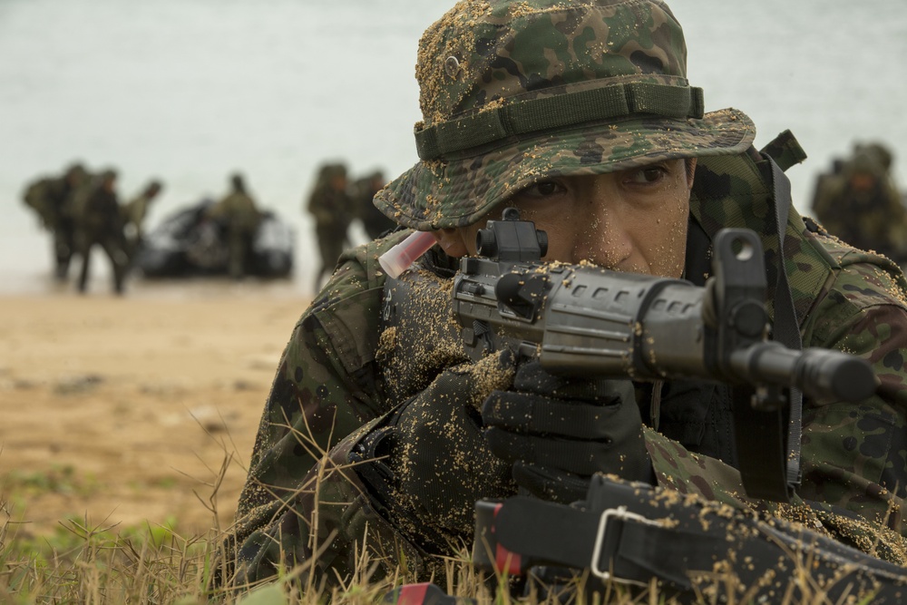 JGSDF members observe 3rd Recon training
