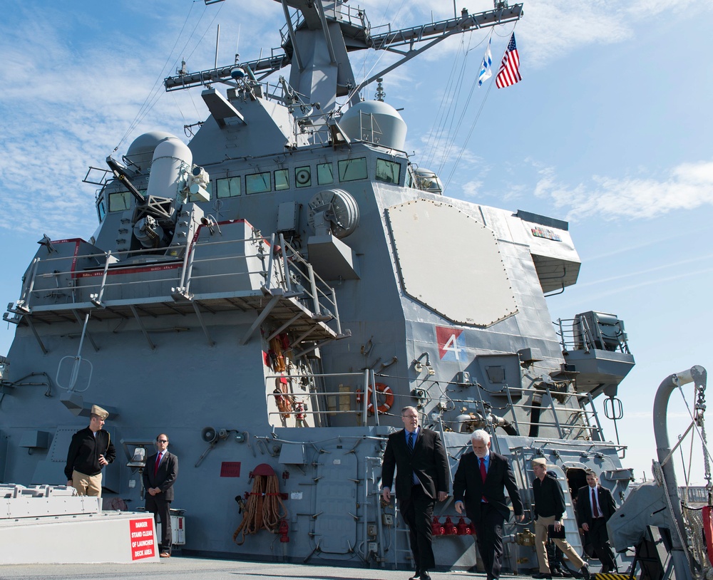 USS Stout welcomes distinguished visitors