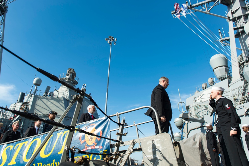 USS Stout welcomes distinguished visitors