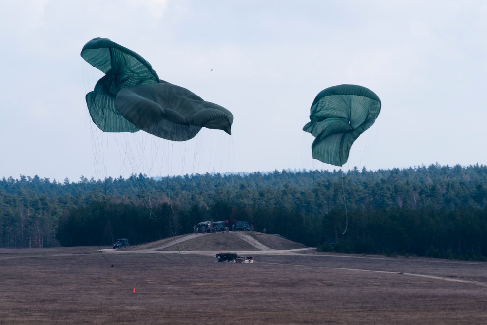 4-319th AFAR, 173rd AB, Howitzer and personel drop