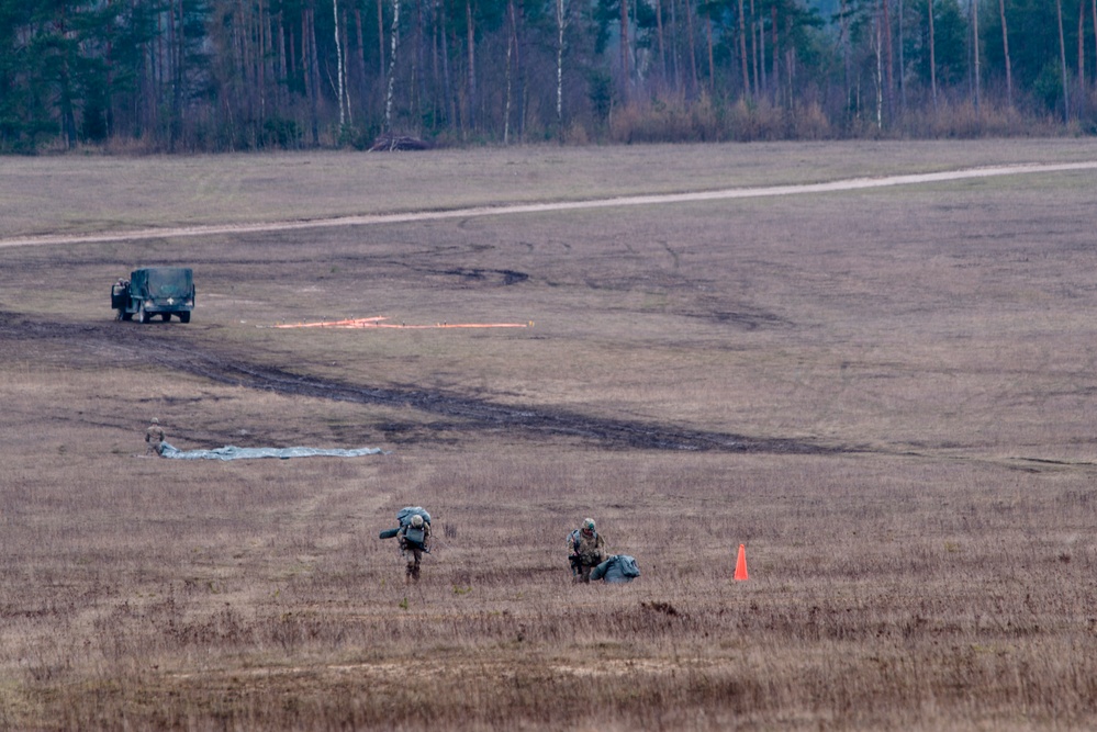 4-319th AFAR, 173rd AB, Howitzer and personel drop