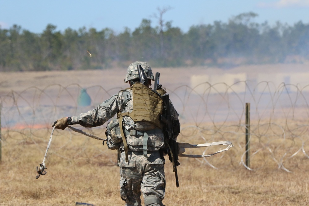Engineers breaches wire obstacle in live-fire exercise