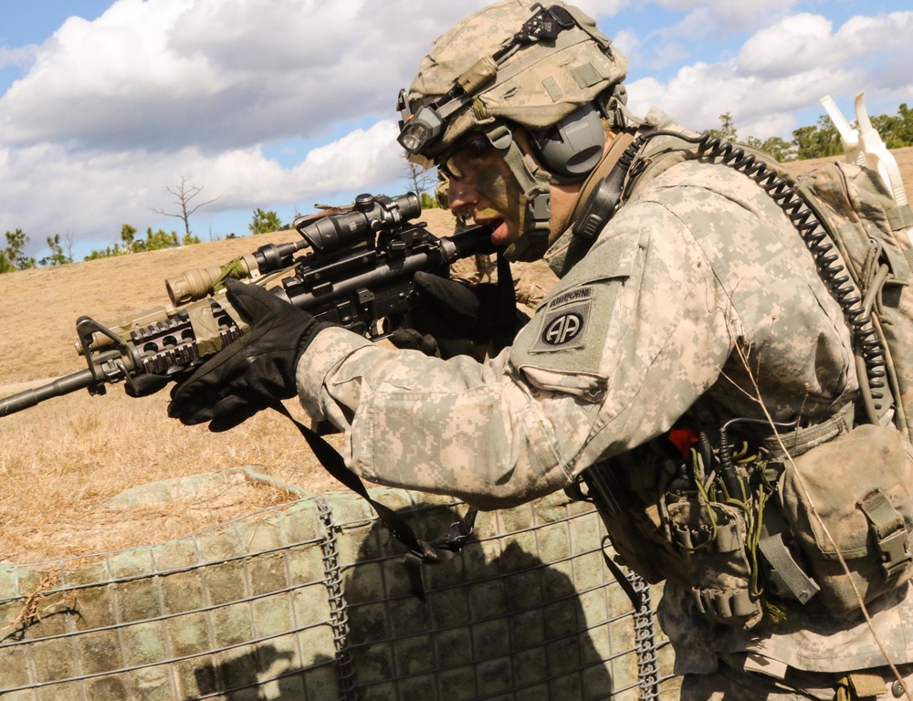 Paratroopers in live-fire exercise
