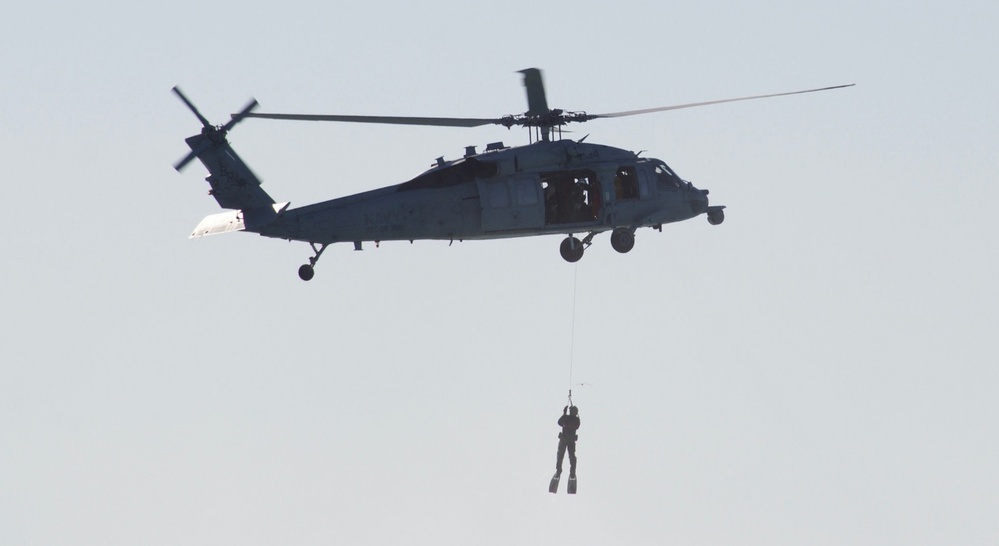 Fast roping, rappelling, and special purpose insertion and extraction practice